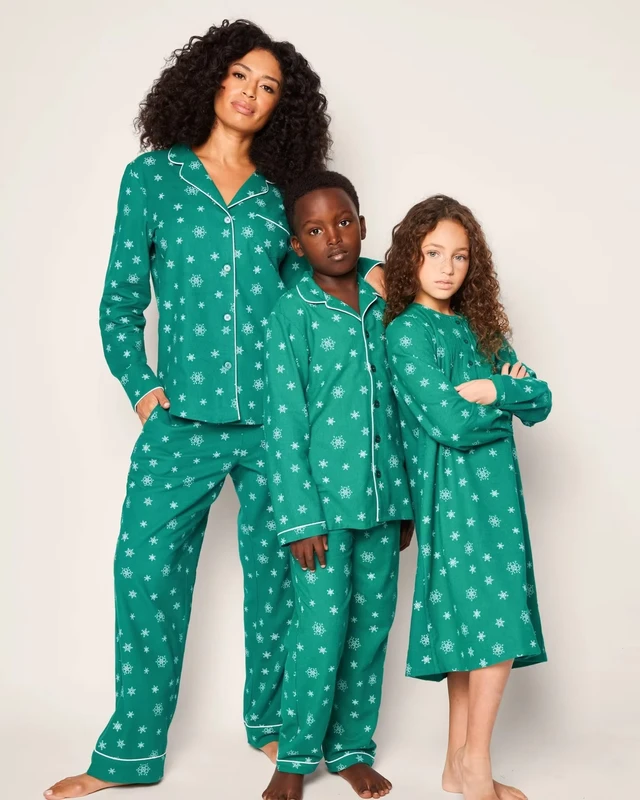CHINEE Mom Dad and Kids Matching Pajamas Set Classic V neck Long Sleeve Dress Green Snowflake Flannel Sleepwear